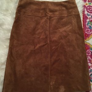 Brown suede skirt with side zipper.